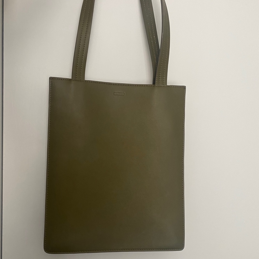 BAGGU leather toe bag (Like New!)